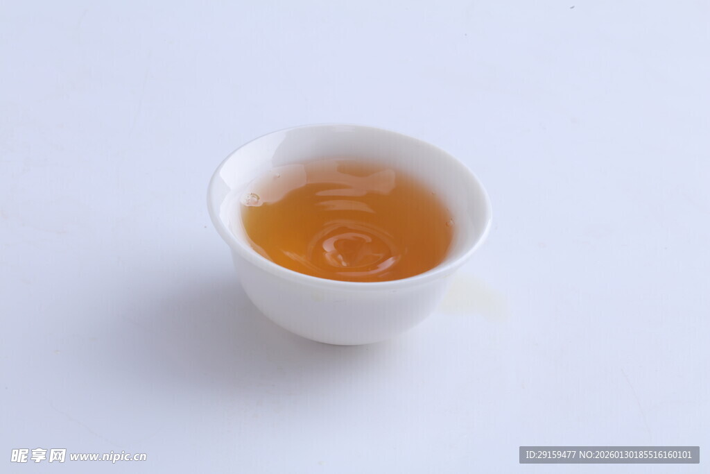 白瓷杯中的琥珀色茶汤