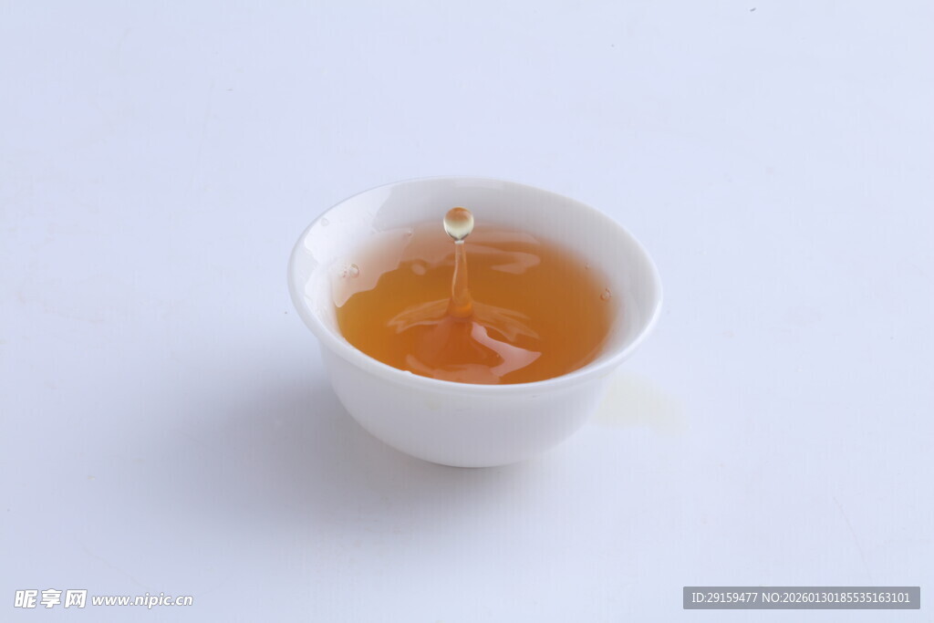 白色小杯中的橙色饮品