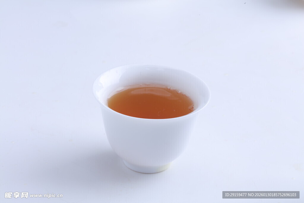 白色小杯中的琥珀色茶汤