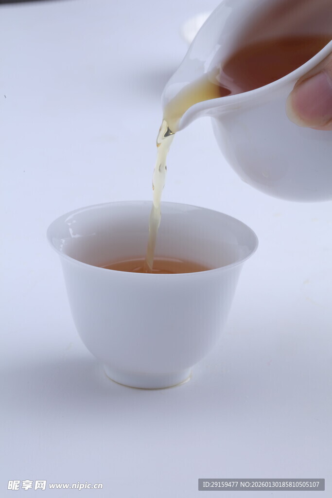 茶壶倒茶入白瓷杯