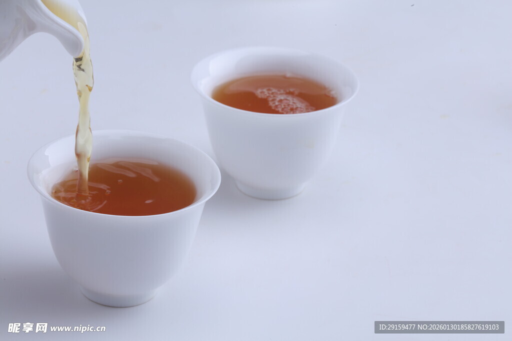 茶汤入杯瞬间