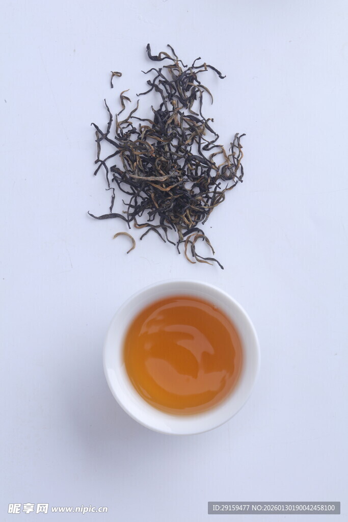 杯中茶汤与散落茶叶