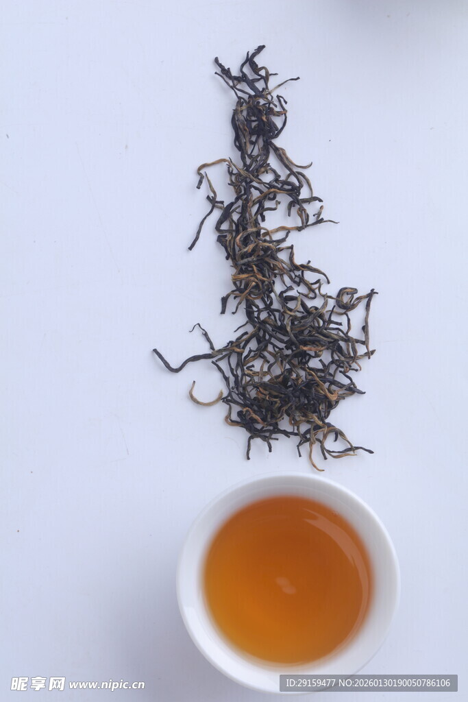 杯中香茗与散落茶叶