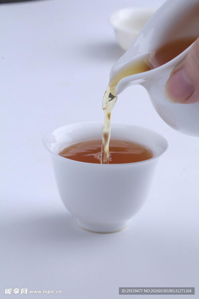 茶壶倒茶入白瓷杯