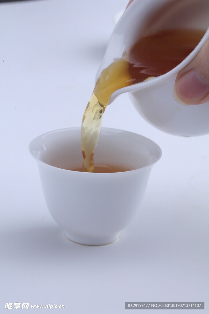 茶壶倒茶入白瓷杯