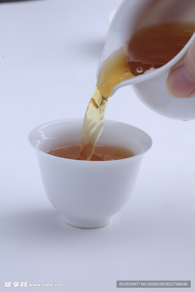 茶壶倒茶入白瓷杯