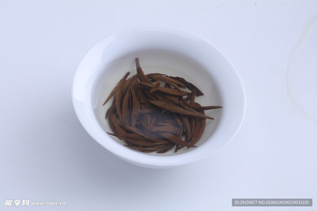 白碗中的干茶叶