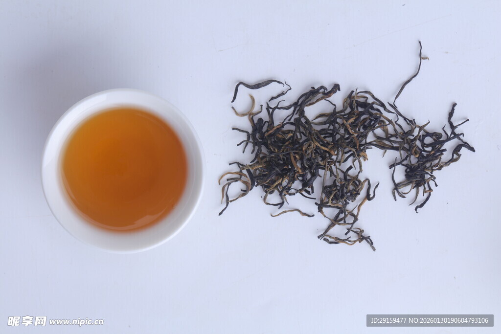 一杯香茗与散落的茶叶