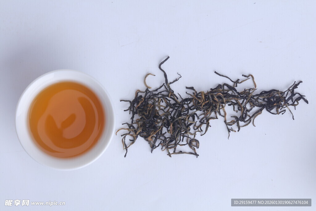 一杯红茶与散落的茶叶