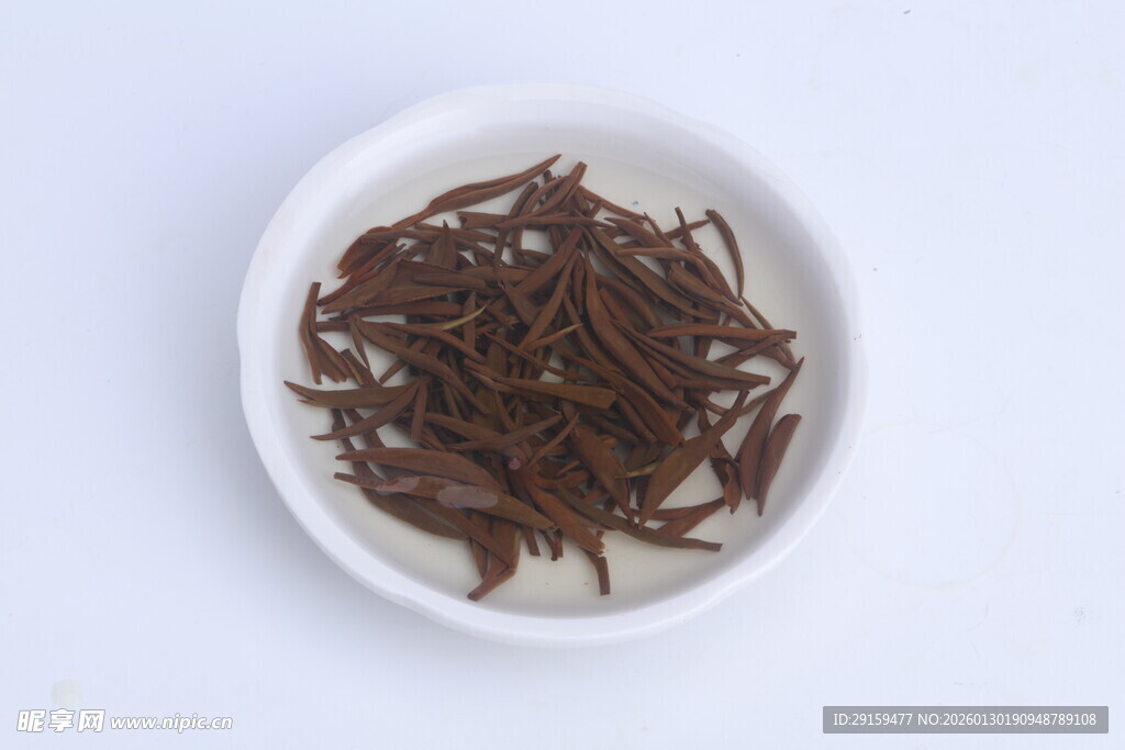 白瓷碗中的干茶叶