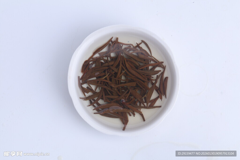 白盘上的干茶叶