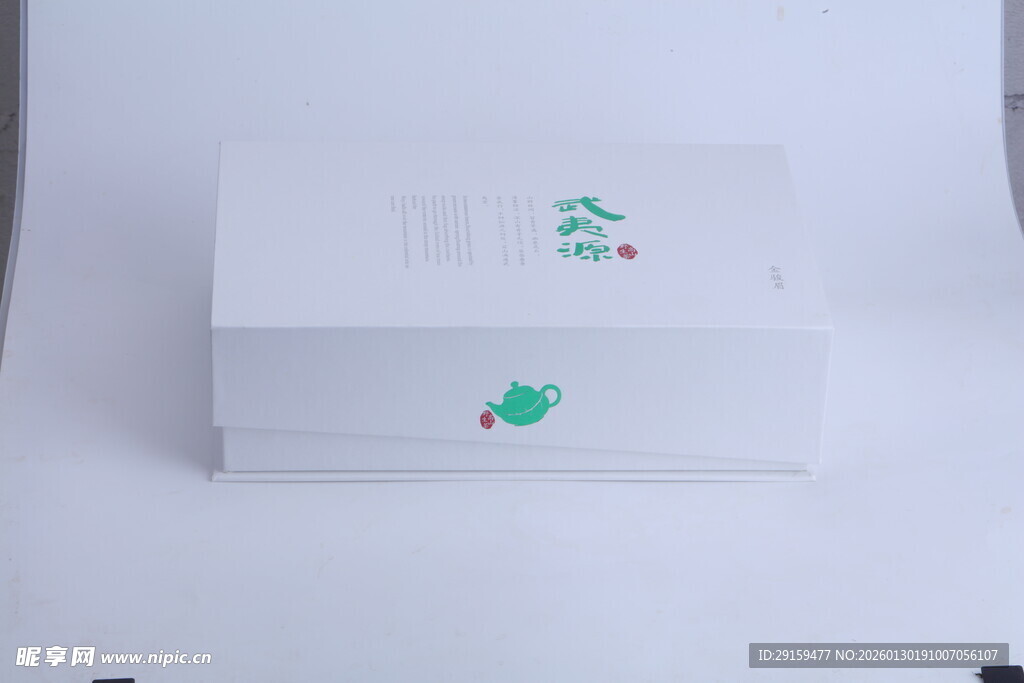 白色包装盒上的绿叶图案