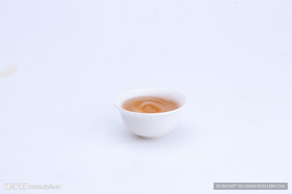 白色小杯中的浅棕色饮品