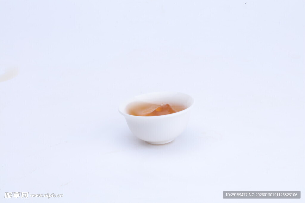 白色小杯中的浅棕色液体