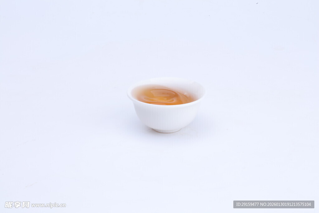 白色杯中盛有棕色饮品