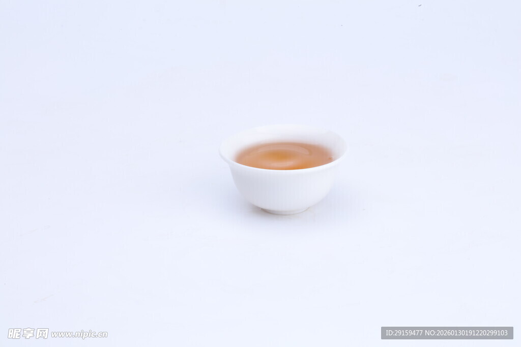 白色小杯装棕色饮品