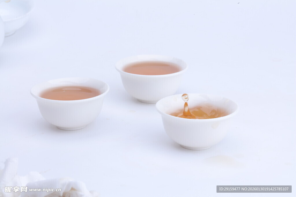 三只白瓷杯盛热茶