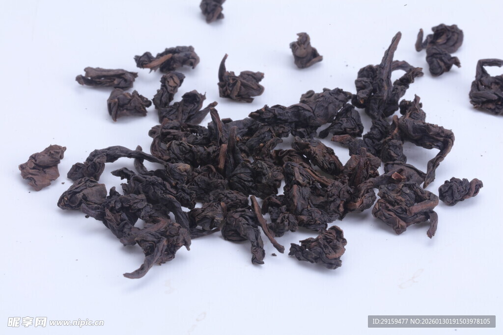 散落的深色茶叶干货
