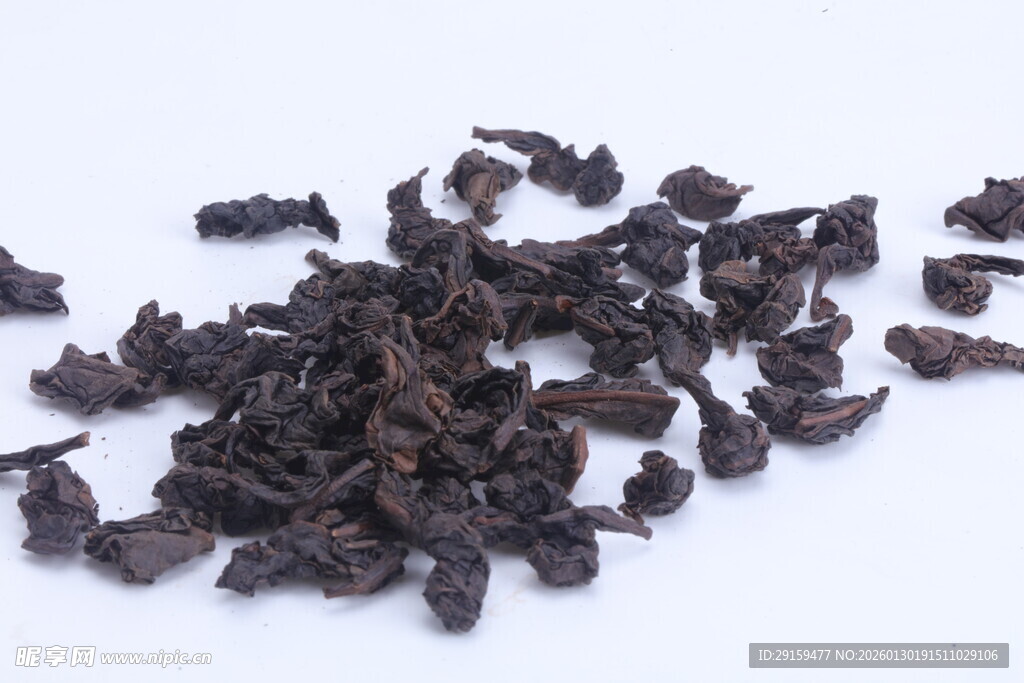黑褐色茶叶散落在白色背景