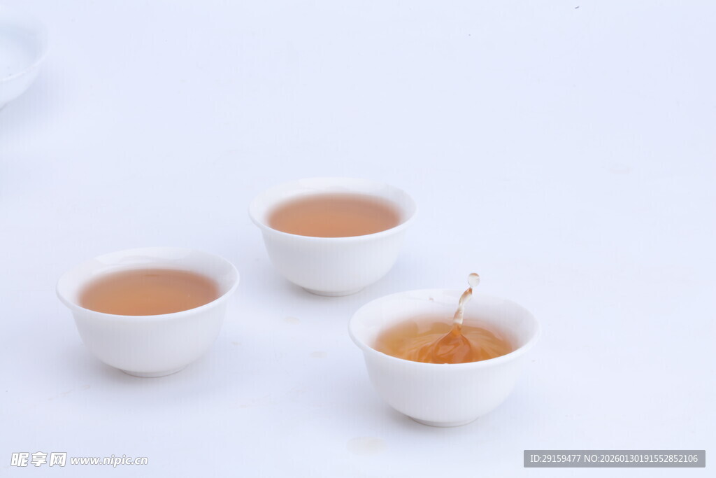 三只白瓷小杯盛茶汤