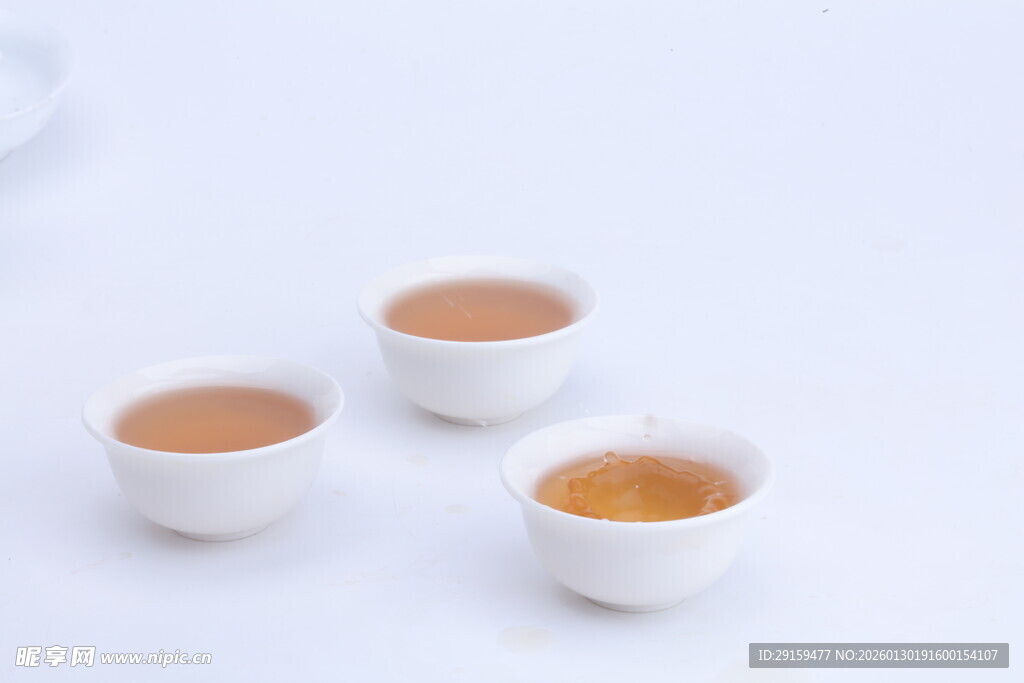 精致小茶杯中的茶汤