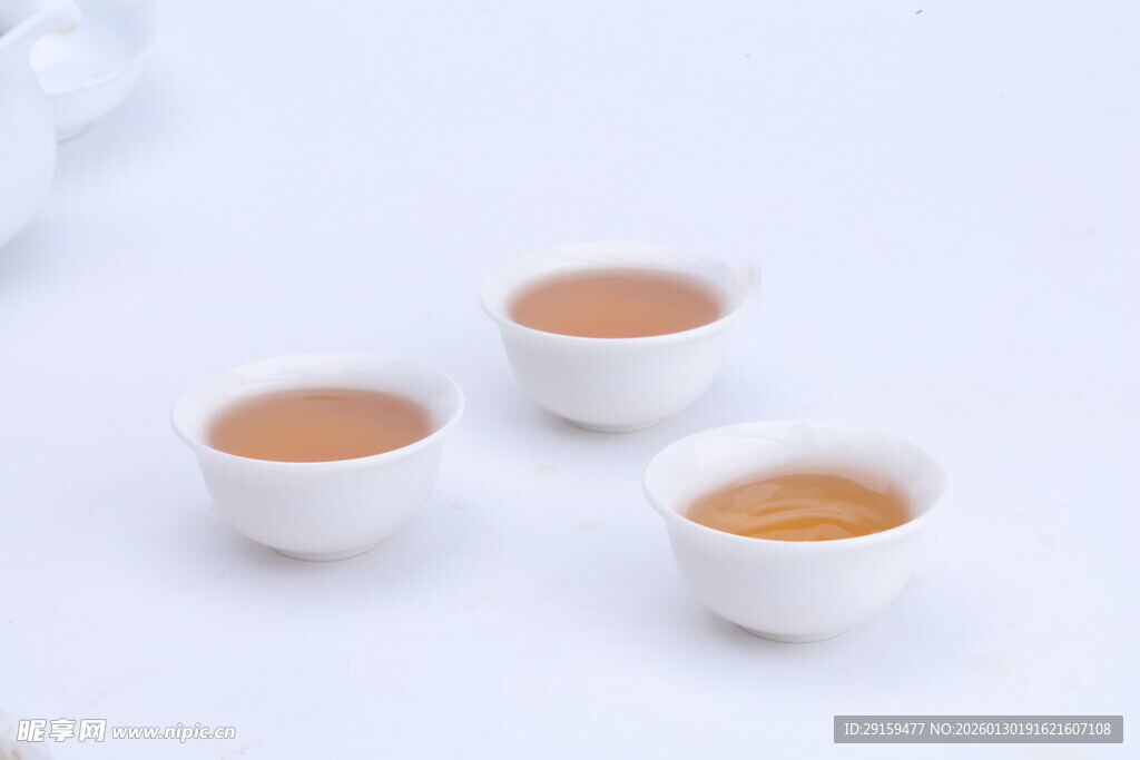 三只白瓷茶杯盛茶汤