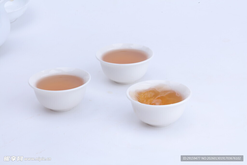 精致小茶杯中的茶汤