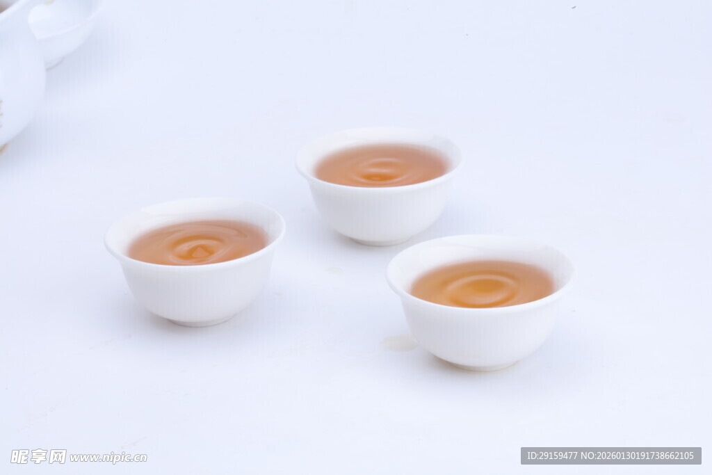 三只白瓷茶杯盛茶汤