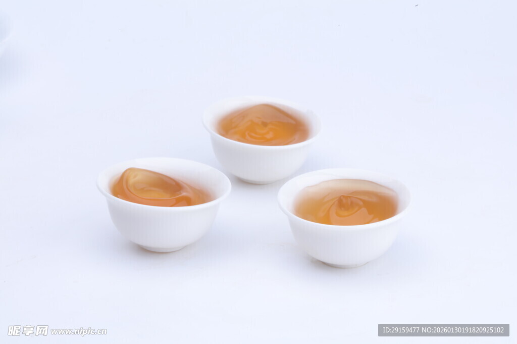 三只白瓷小杯盛茶汤