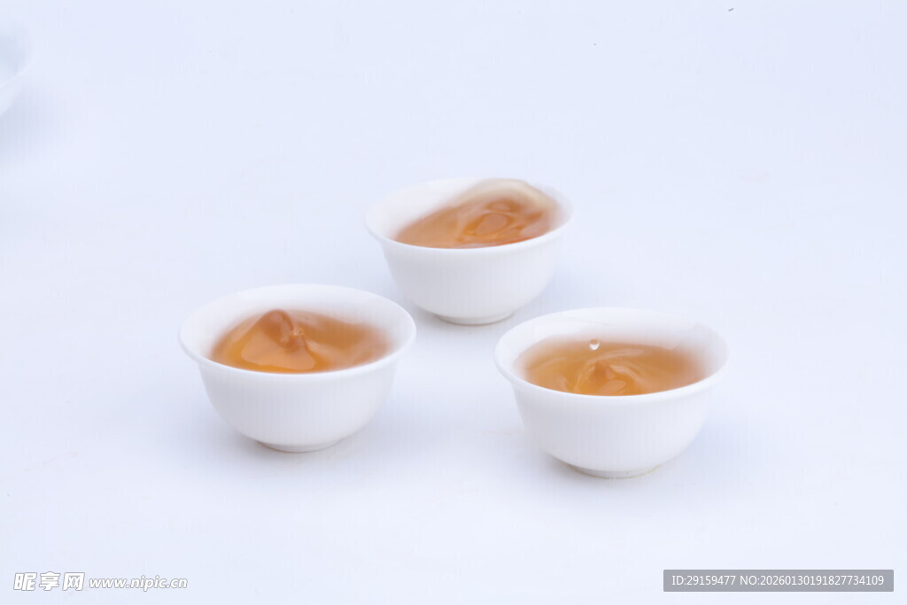 三只白瓷茶杯盛茶汤