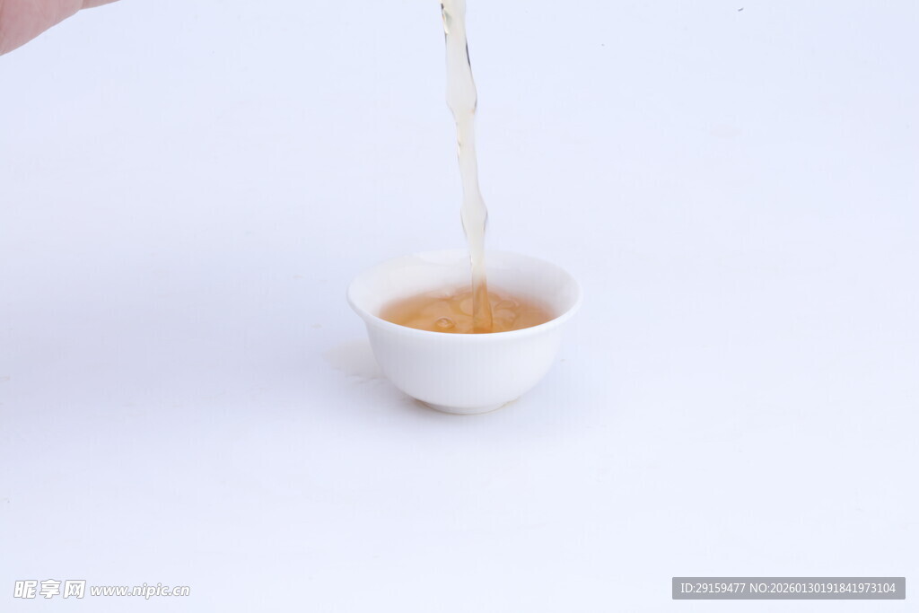 茶汤注入白瓷小杯