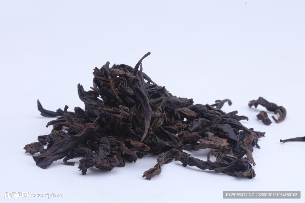 一堆黑褐色茶叶