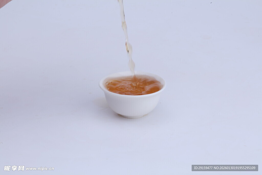 茶汤入杯瞬间