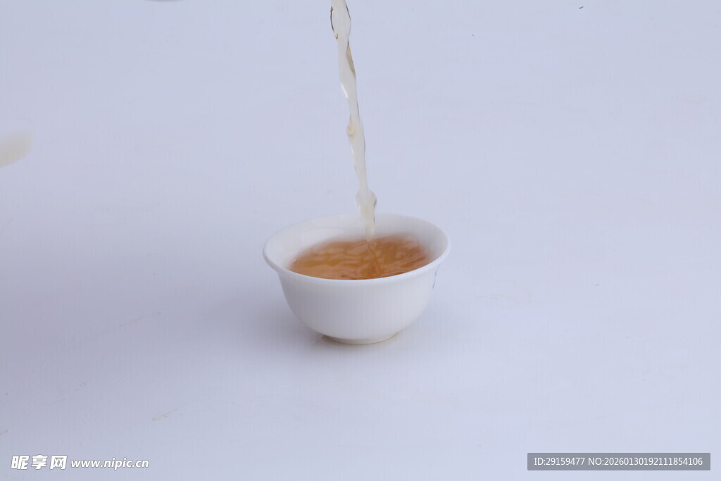 茶汤入杯瞬间