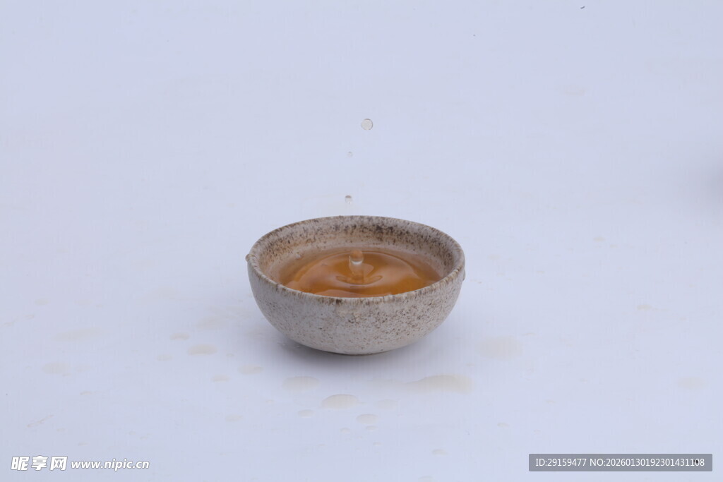 古朴陶碗盛载棕色物质