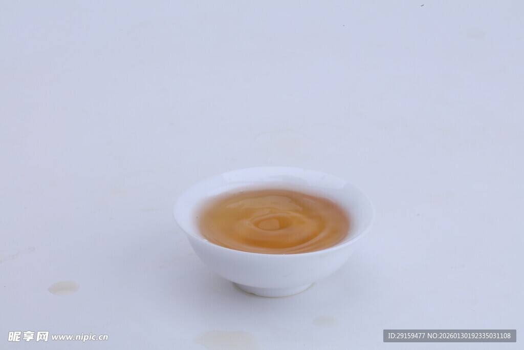 白色小杯中的棕色液体