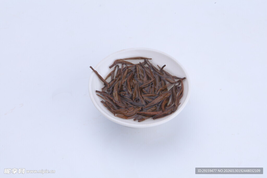 白瓷碗中的干茶叶