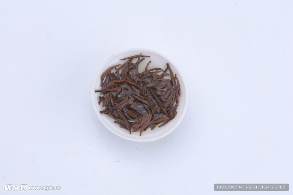 白瓷碗中的干茶叶