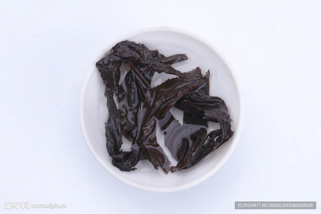 白盘盛放的干制茶叶