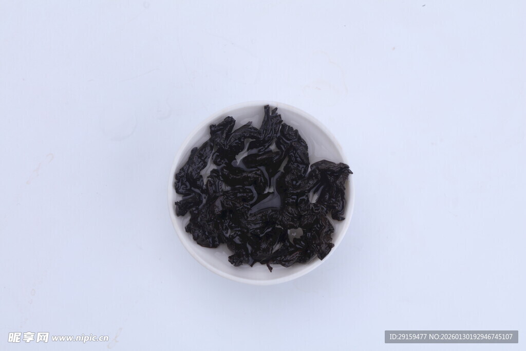 碗中黑色茶叶特写