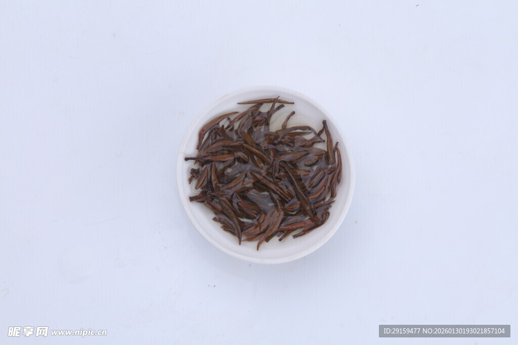 白碟中盛放的干茶叶