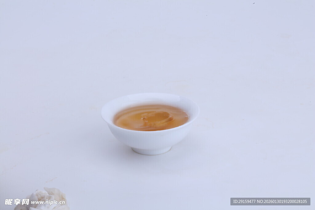 白色小碟盛金黄液体