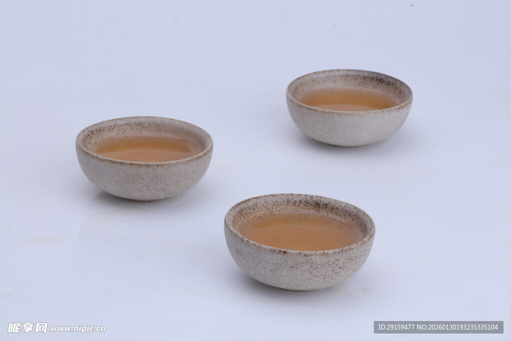 三个古朴陶制小茶杯