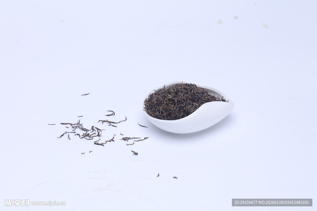 白碟中盛放的散装茶叶