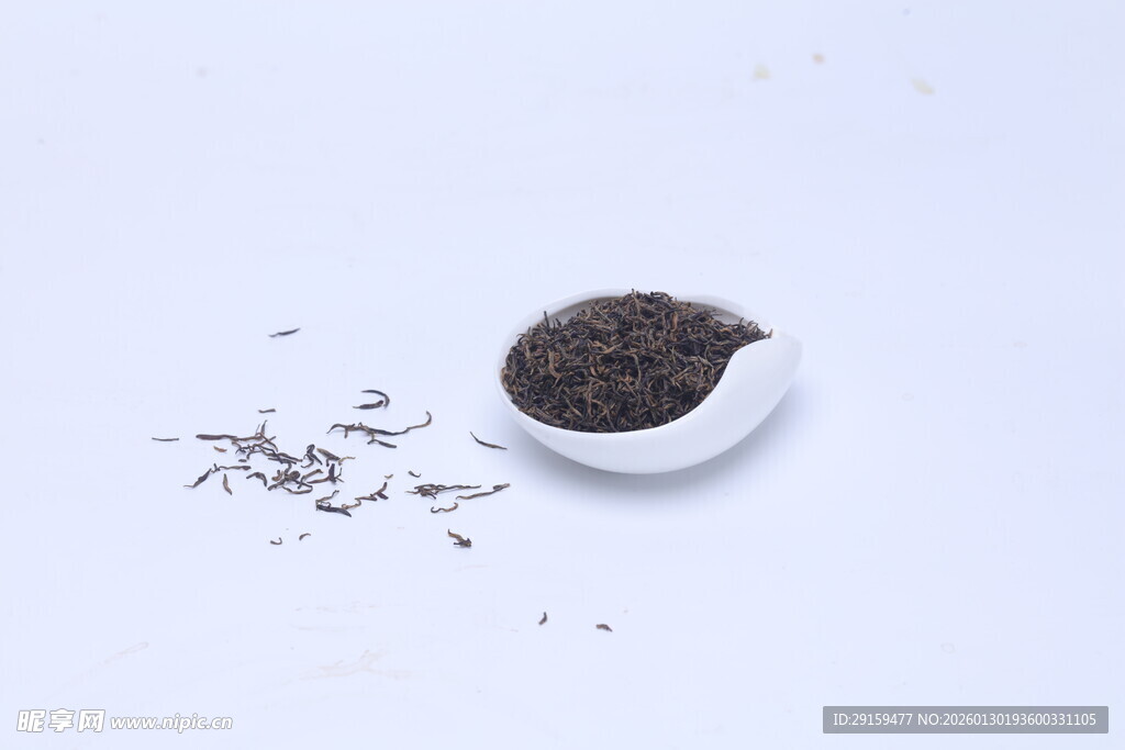 白瓷碗中的散装茶叶