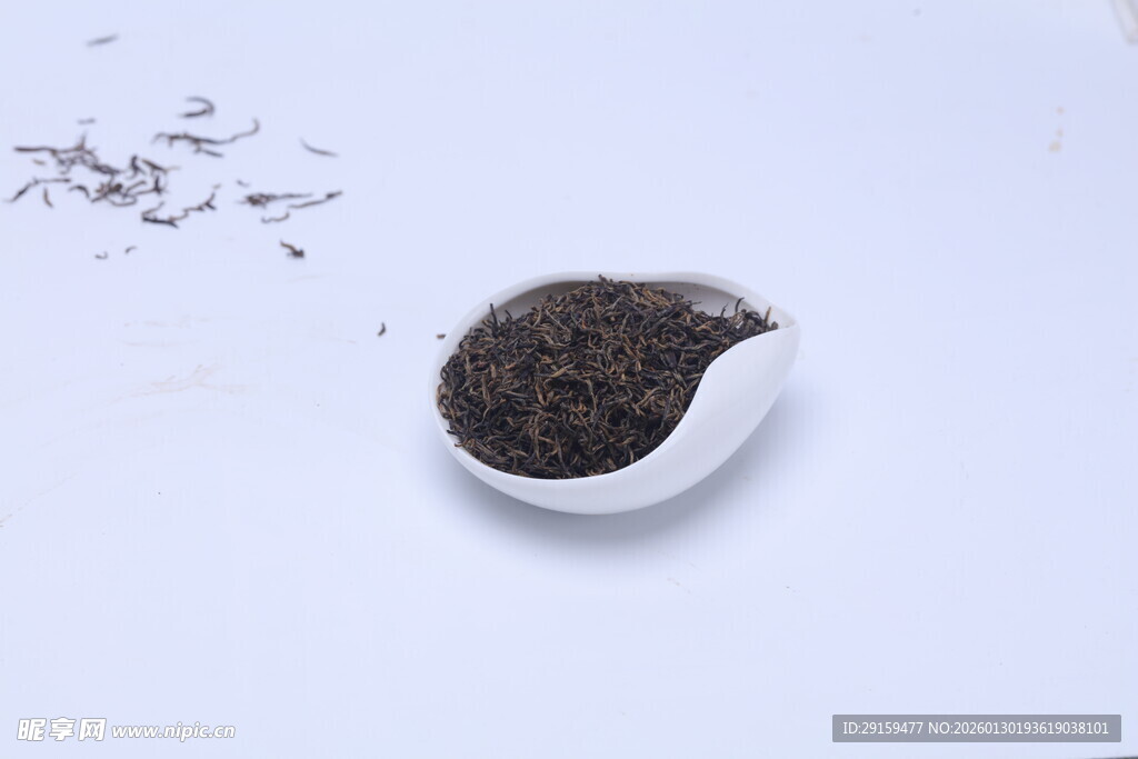 白色小碗盛着黑色茶叶