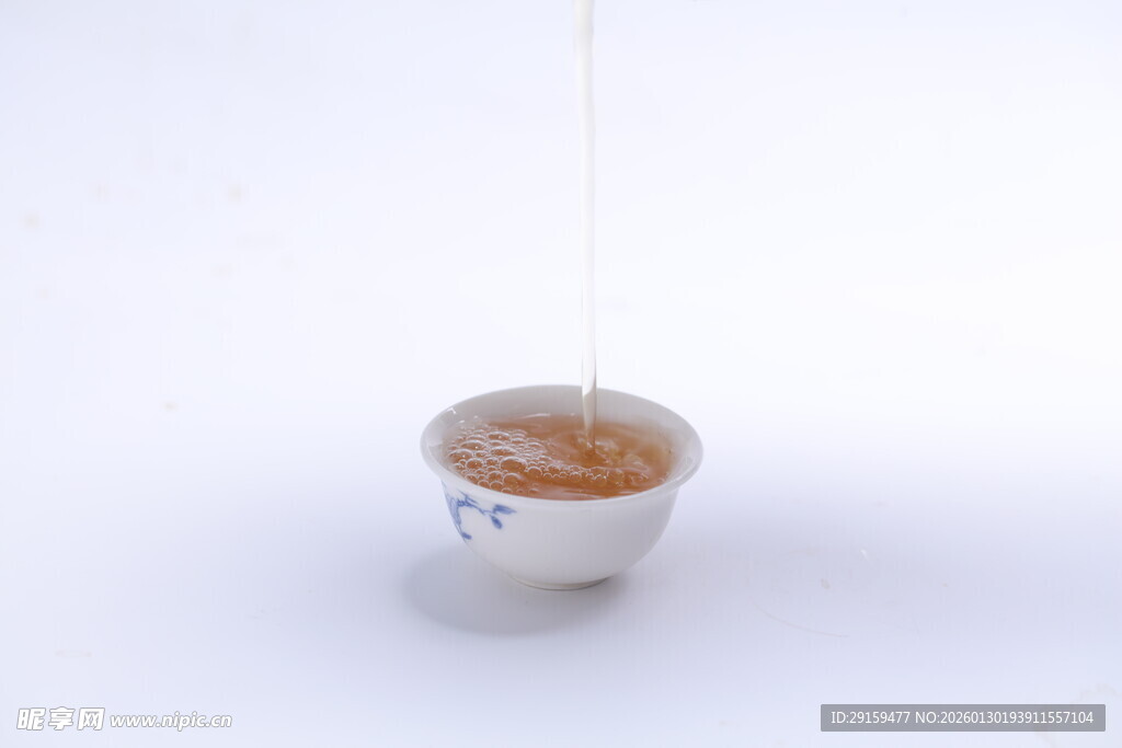 杯中茶正缓缓注入