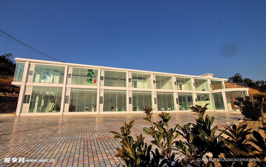 现代风格玻璃建筑外观