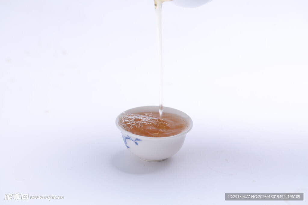 茶汤倾注于精致小茶杯