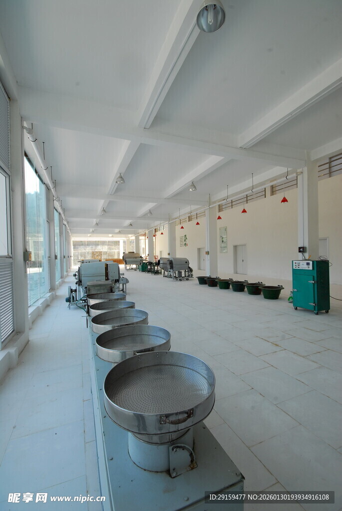 宽敞工业车间内的设备